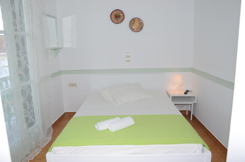 Aegli Rooms Tínos Szoba fotó